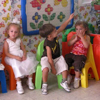 Dzieci na krzesłach w CRDZ